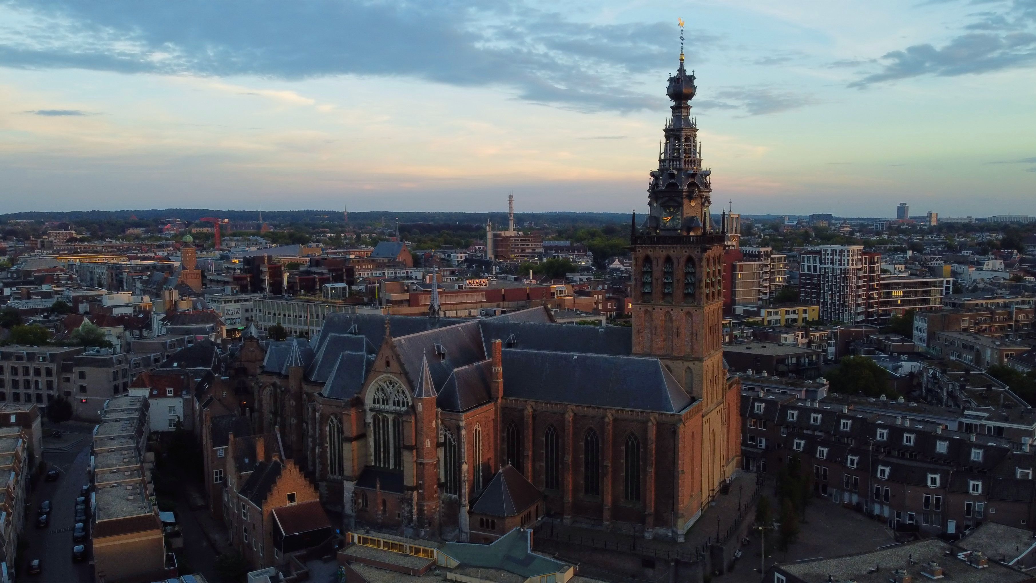Vogelperspectief op Nijmegen met de Stevenskerk bij zonsondergang